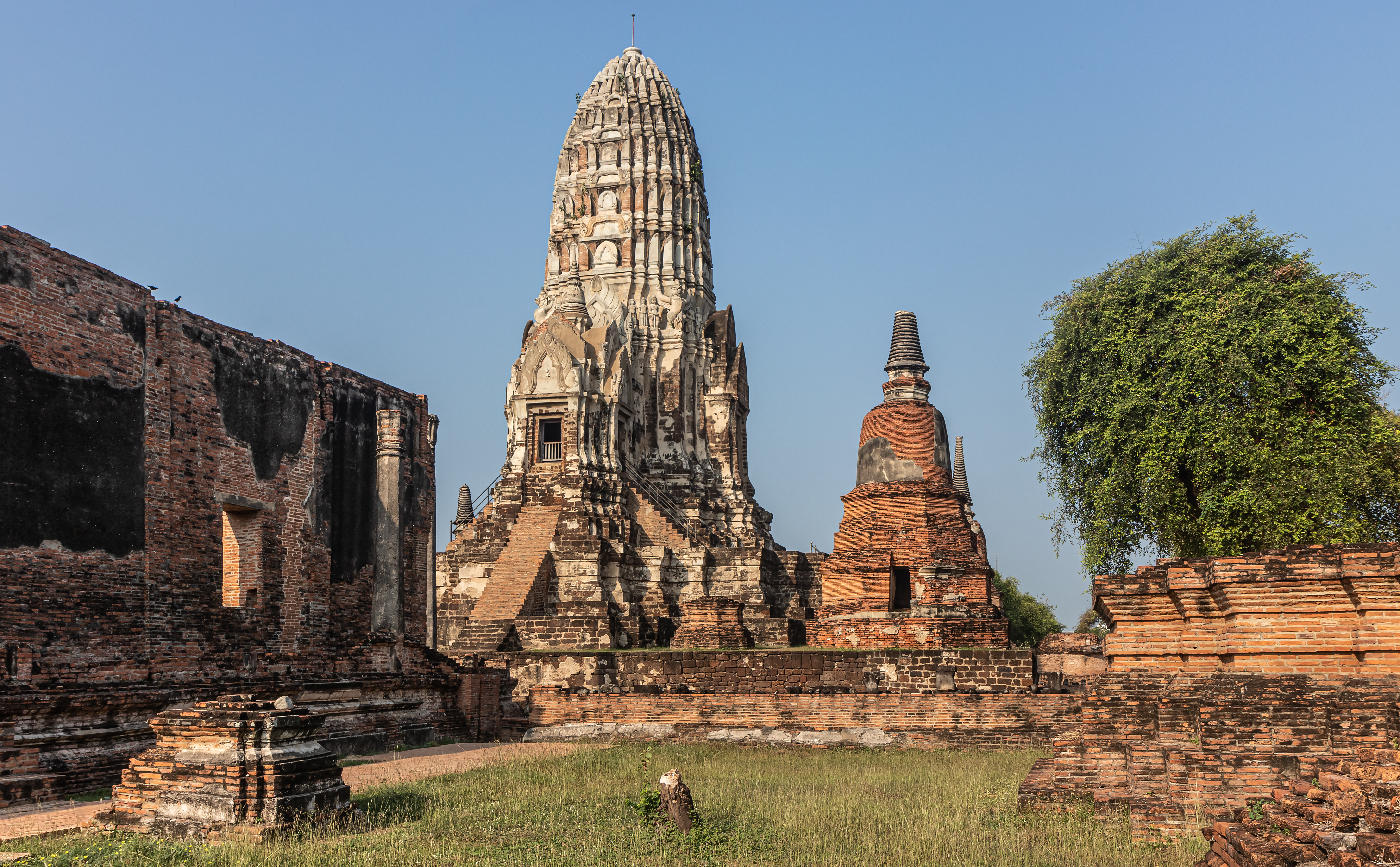 Wat Ratchaburana ruins and chedis