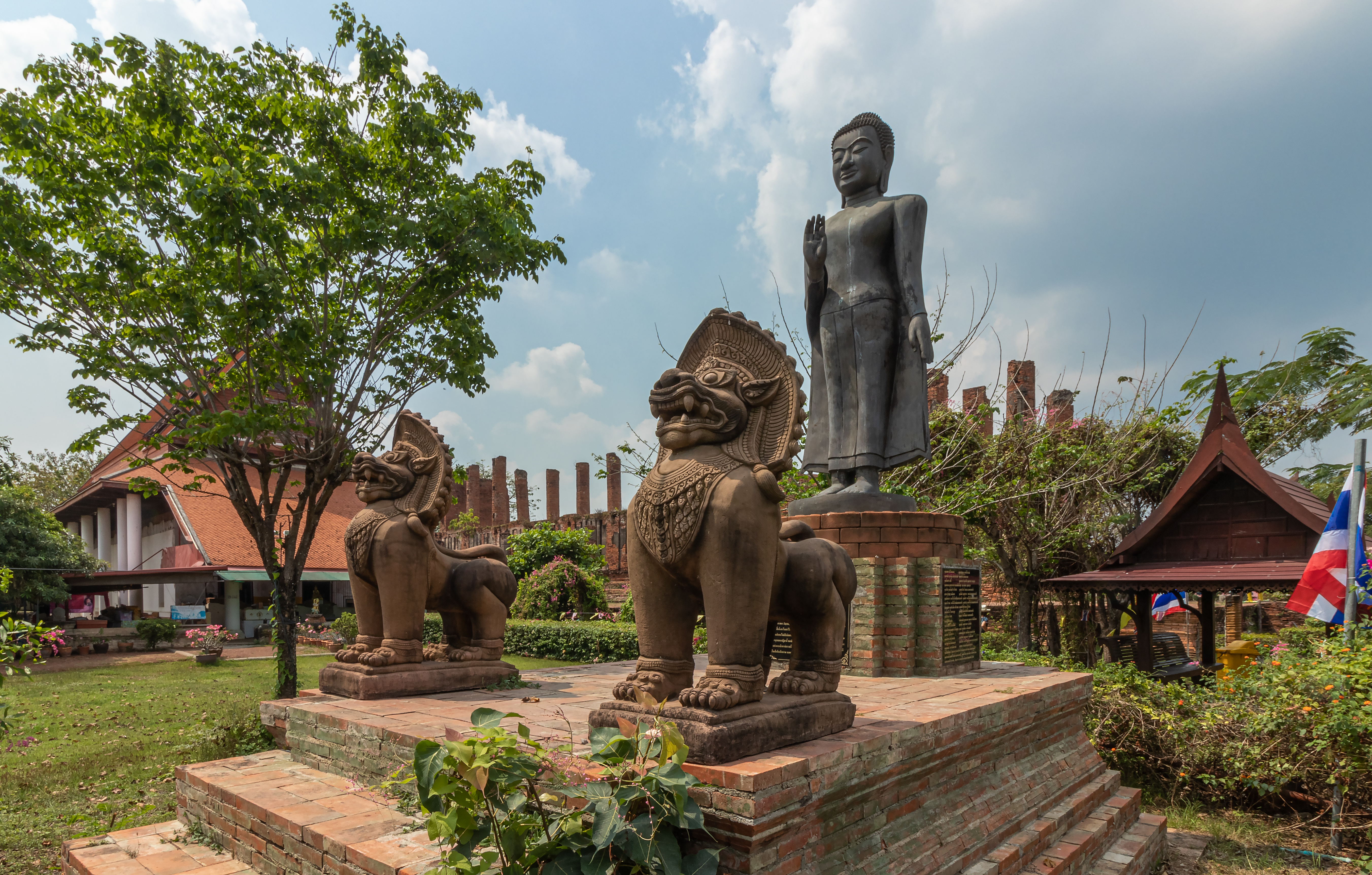 Wat Thammikarat ruins and statues